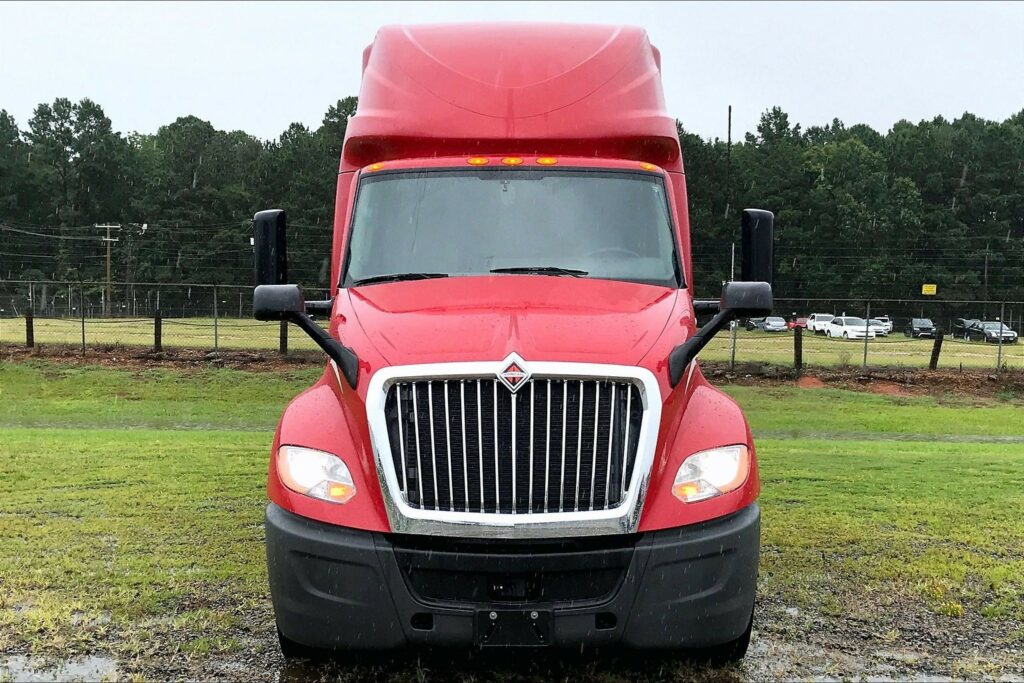 2023 CUM LT625 6X4 Sleeper