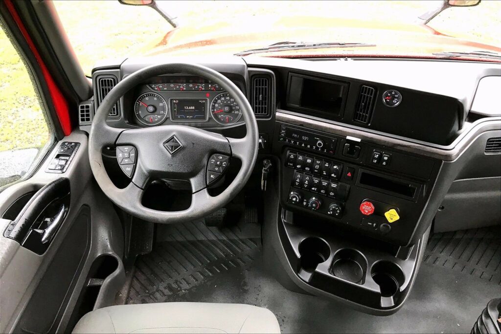 2023 CUM LT625 6X4 Sleeper