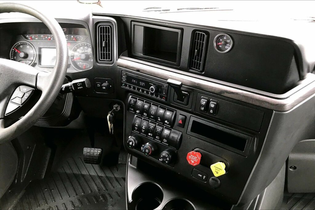 2023 CUM LT625 6X4 Sleeper