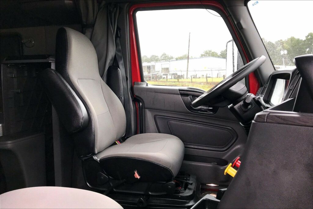 2023 CUM LT625 6X4 Sleeper