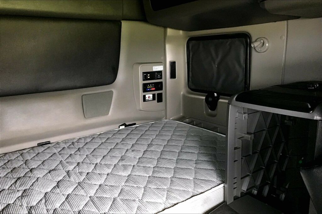 2023 CUM LT625 6X4 Sleeper