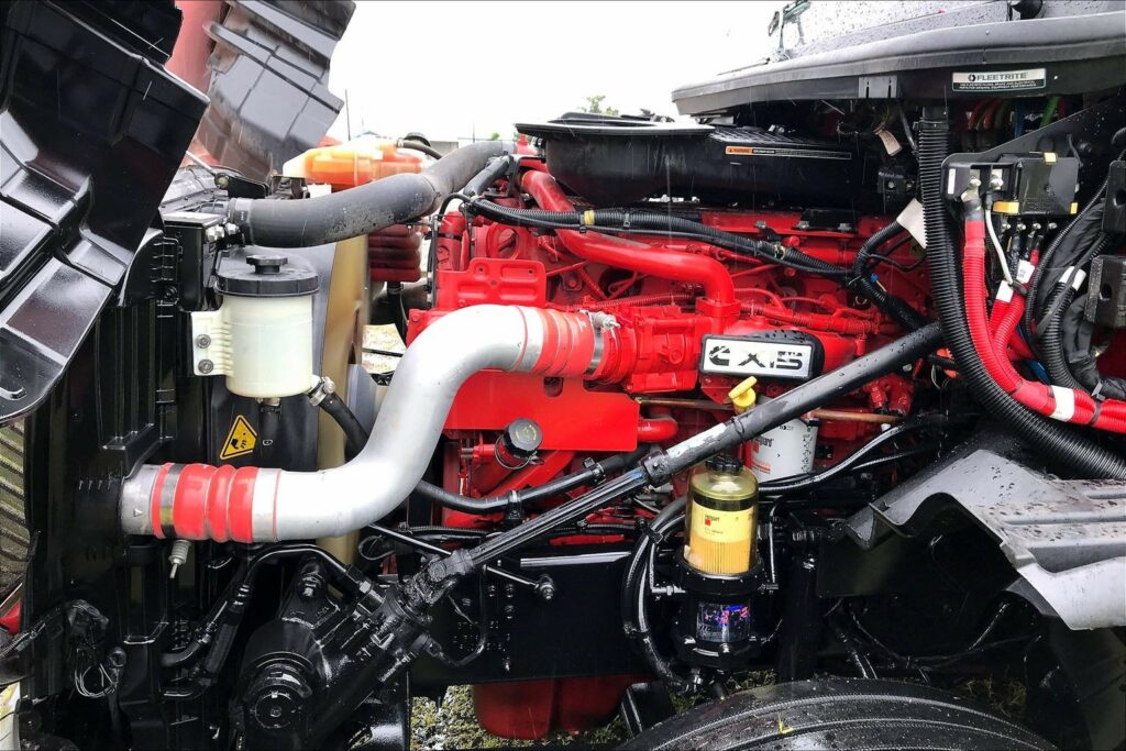 2023 CUM LT625 6X4 Sleeper
