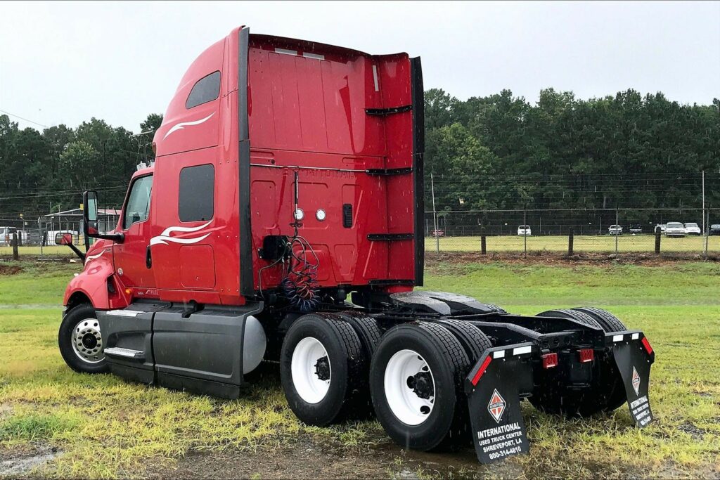 2023 CUM LT625 6X4 Sleeper