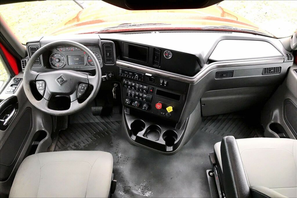 2023 CUM LT625 6X4 Sleeper