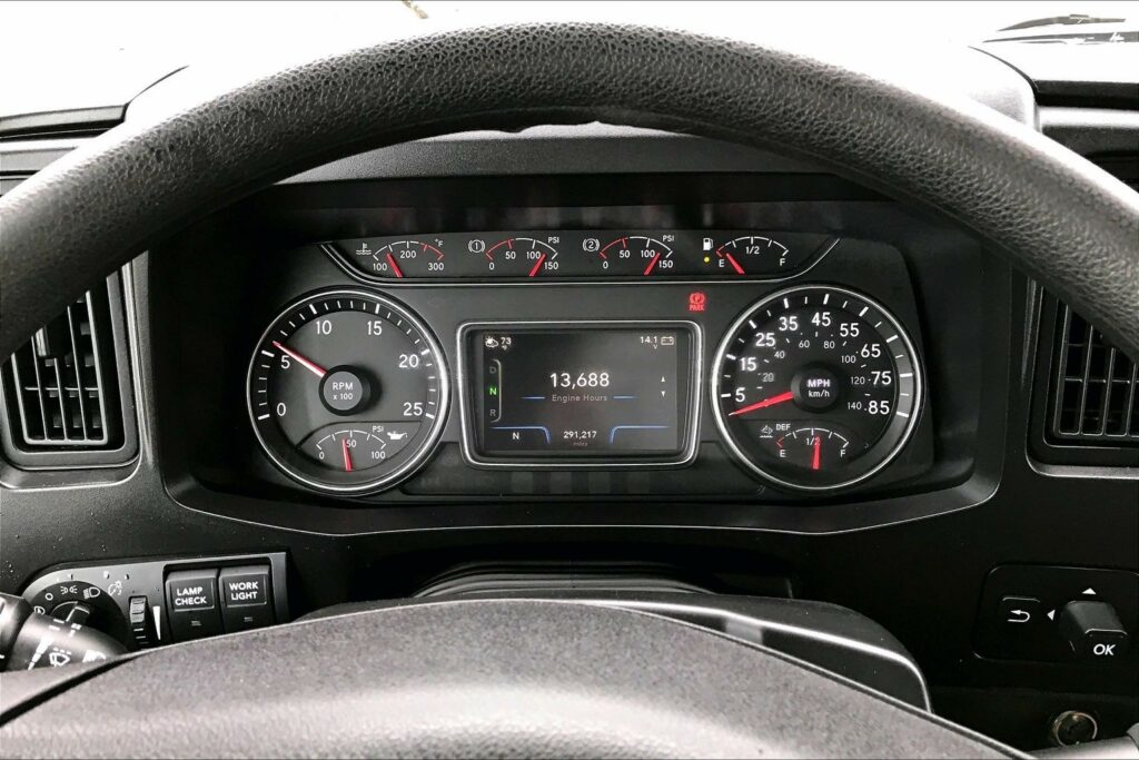 2023 CUM LT625 6X4 Sleeper