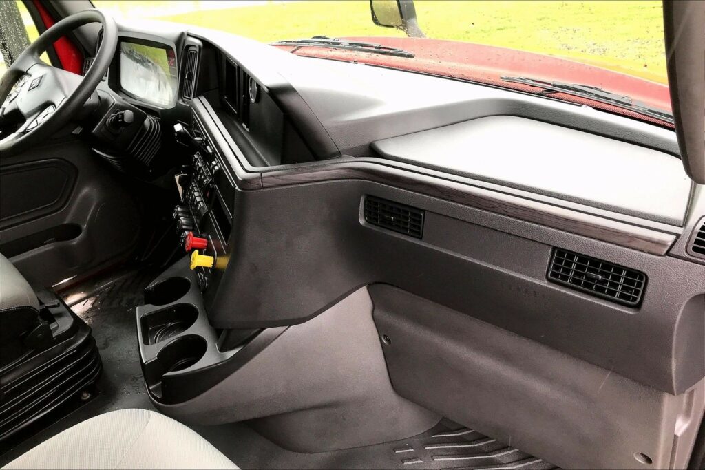 2023 CUM LT625 6X4 Sleeper