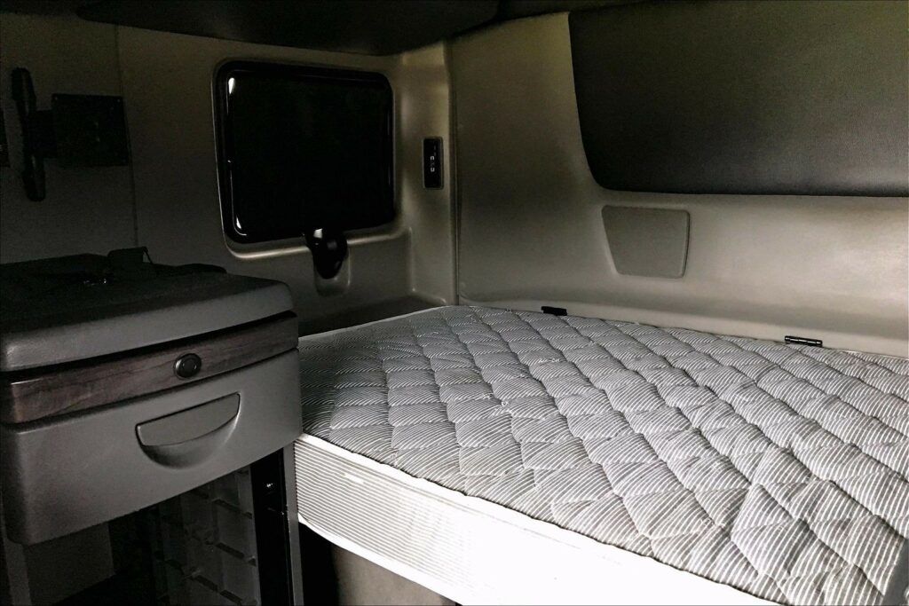 2023 CUM LT625 6X4 Sleeper
