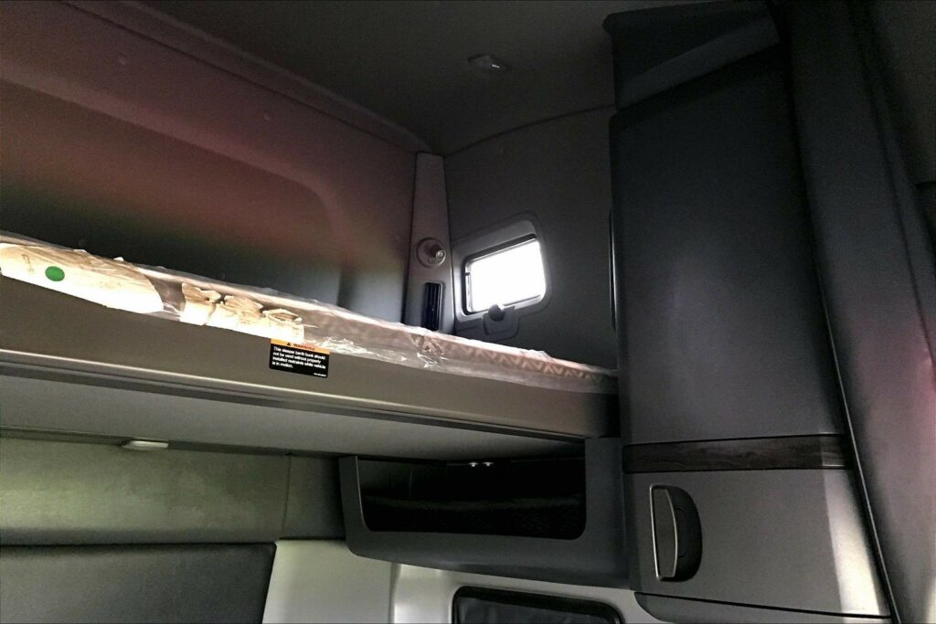 2023 CUM LT625 6X4 Sleeper