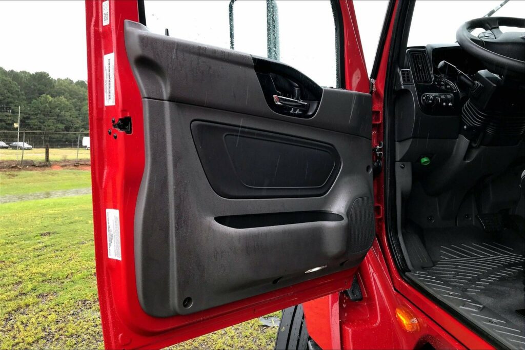 2023 CUM LT625 6X4 Sleeper