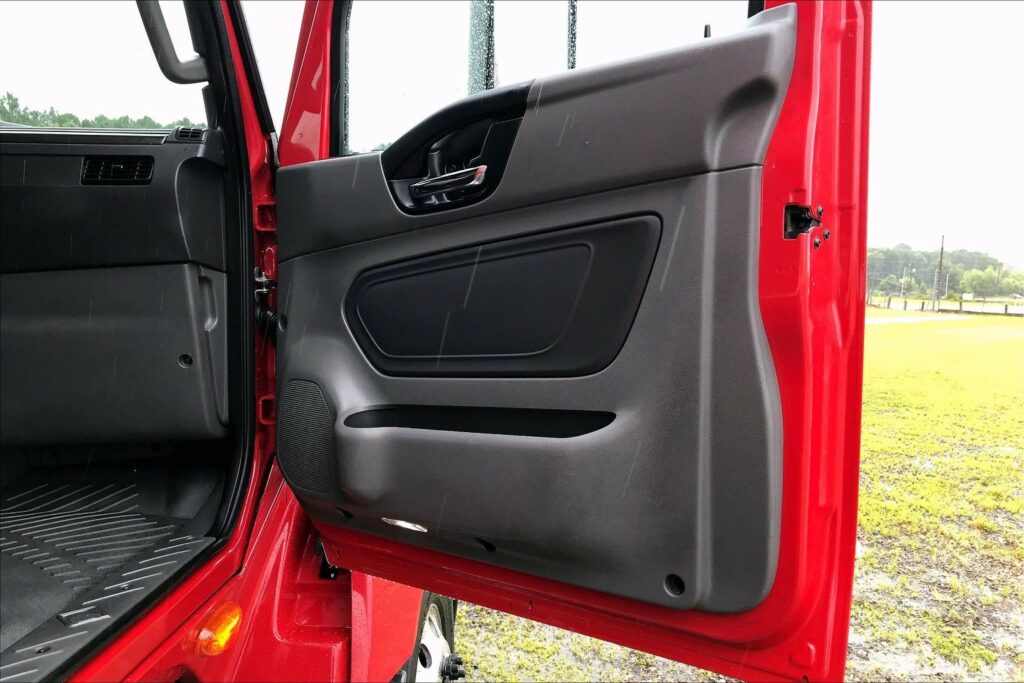 2023 CUM LT625 6X4 Sleeper