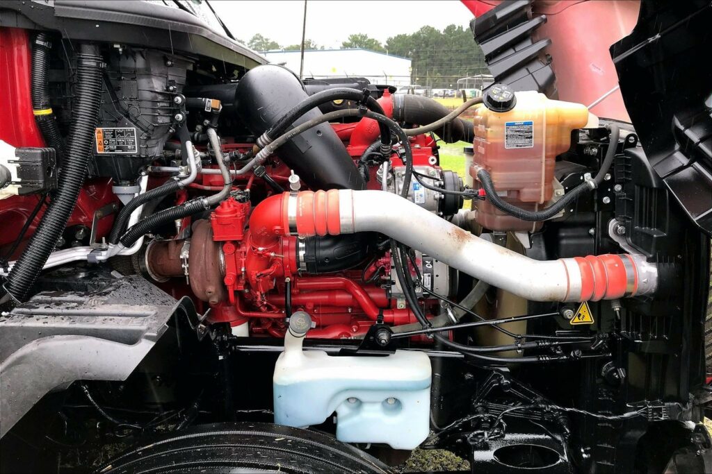 2023 CUM LT625 6X4 Sleeper