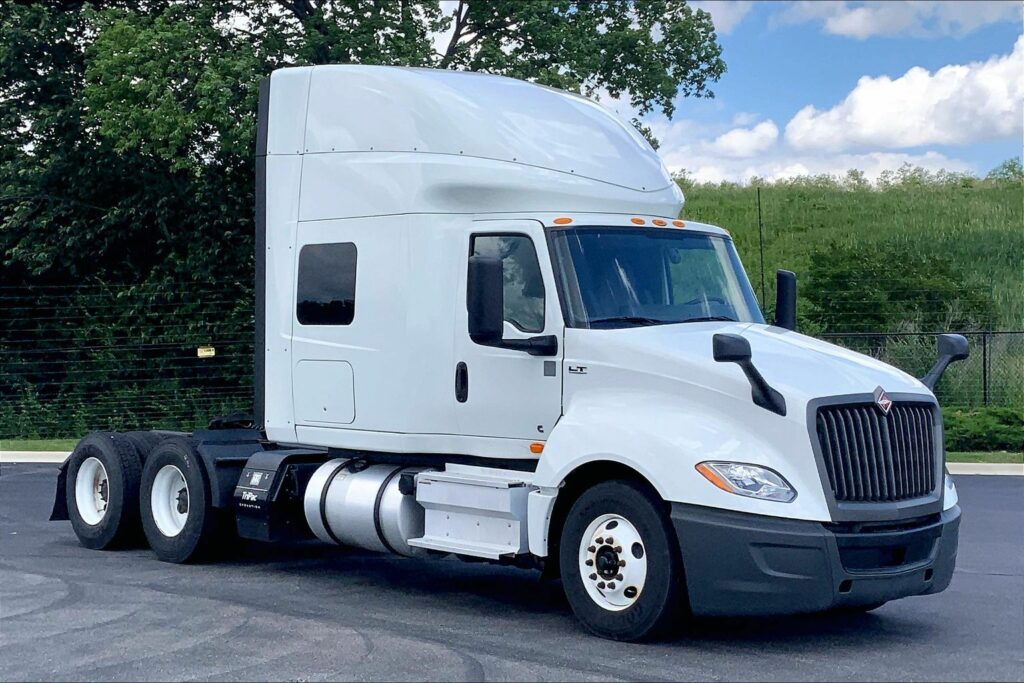 2022 CUM LT625 6×4 Sleeper