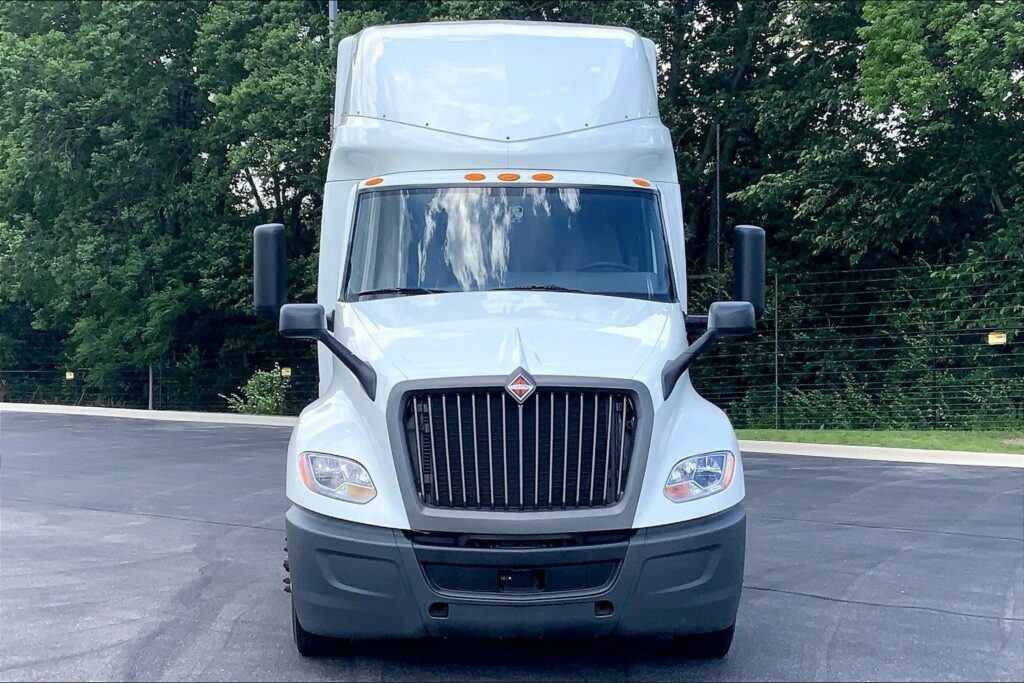 2022 CUM LT625 6×4 Sleeper