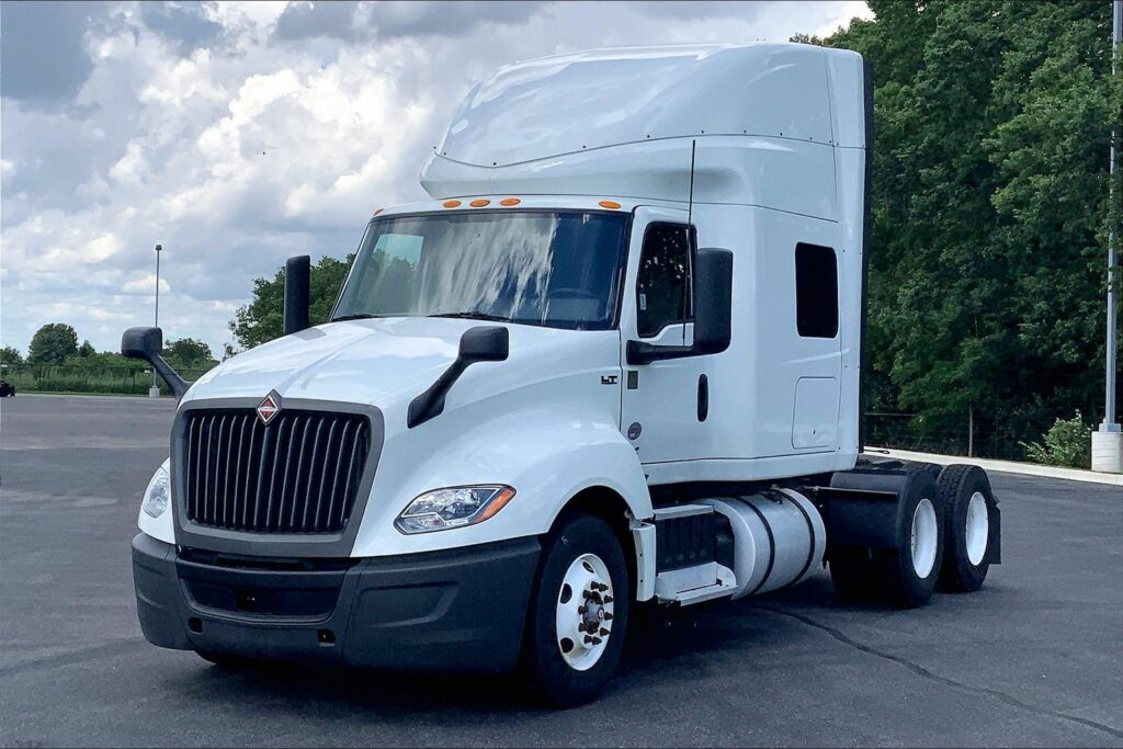 2022 CUM LT625 6×4 Sleeper