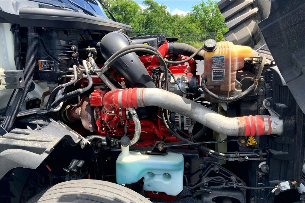 2022 CUM LT625 6×4 Sleeper