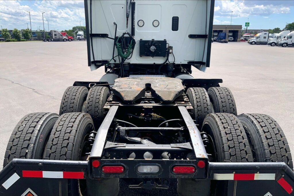 2022 CUM LT625 6×4 Sleeper