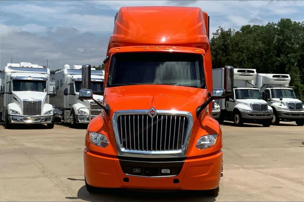2020 CUM LT625 6×4 Sleeper